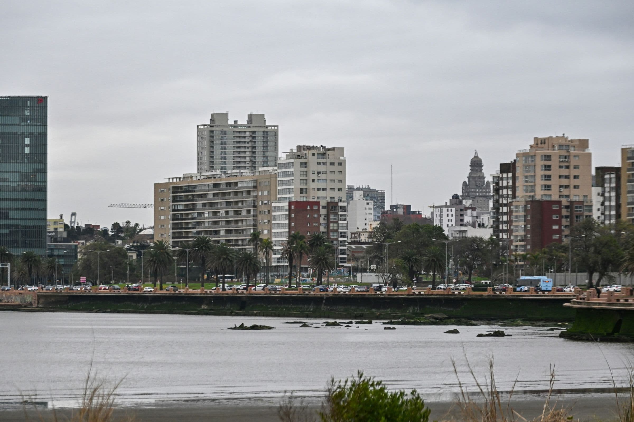Skyline de Montevideo junto al agua